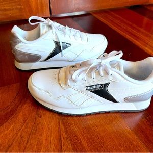 Size 11 women Reebok tennis shoes